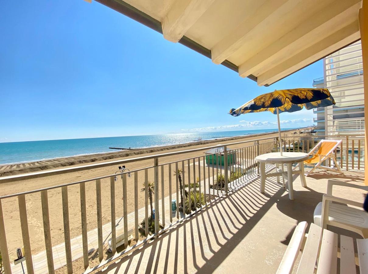 Villa Fronte Mare-Carraro Immobiliare Jesolo - Family Apartments Екстер'єр фото