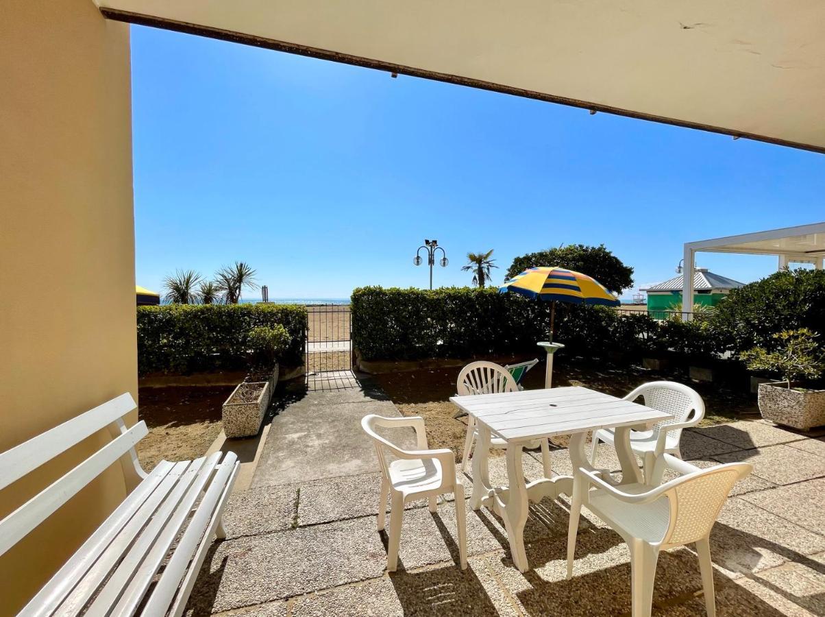 Villa Fronte Mare-Carraro Immobiliare Jesolo - Family Apartments Екстер'єр фото
