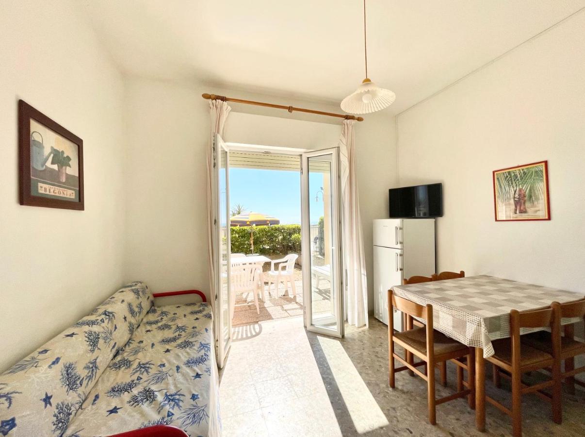 Villa Fronte Mare-Carraro Immobiliare Jesolo - Family Apartments Екстер'єр фото