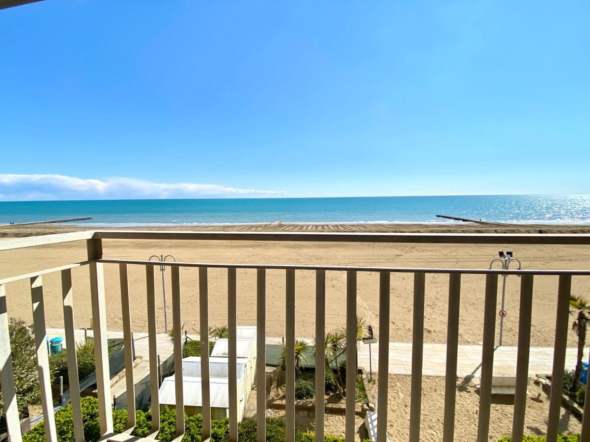 Villa Fronte Mare-Carraro Immobiliare Jesolo - Family Apartments Екстер'єр фото