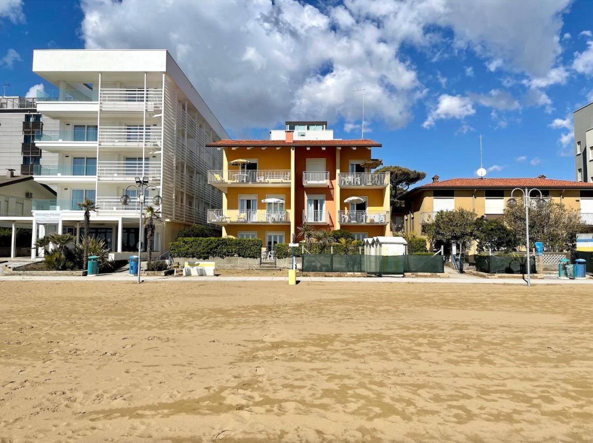 Villa Fronte Mare-Carraro Immobiliare Jesolo - Family Apartments Екстер'єр фото