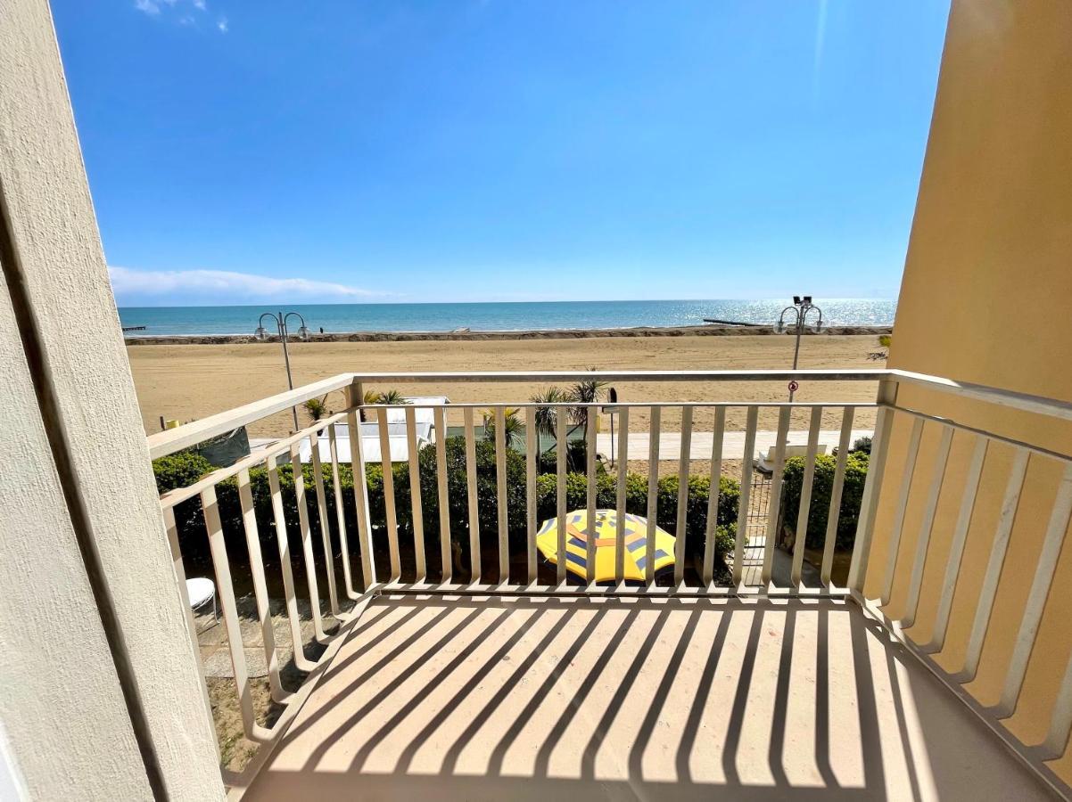 Villa Fronte Mare-Carraro Immobiliare Jesolo - Family Apartments Екстер'єр фото