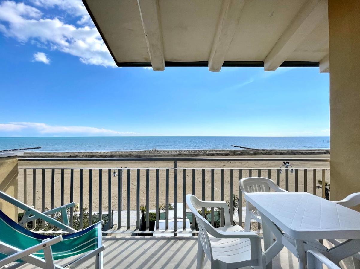 Villa Fronte Mare-Carraro Immobiliare Jesolo - Family Apartments Екстер'єр фото